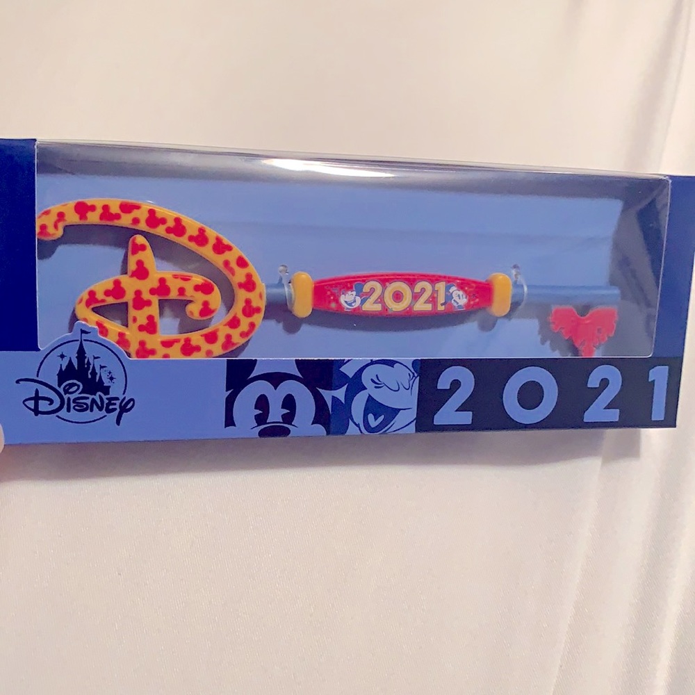 Disney Mickey & Minnie 2021 Special Edition Key